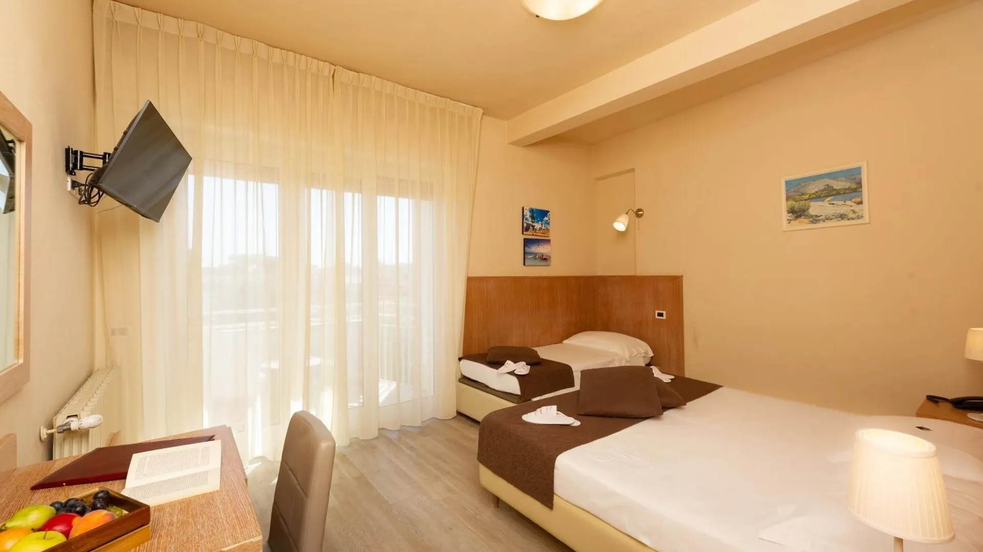 Hotel Nuova Sabrina Marina di Pietrasanta 3*,